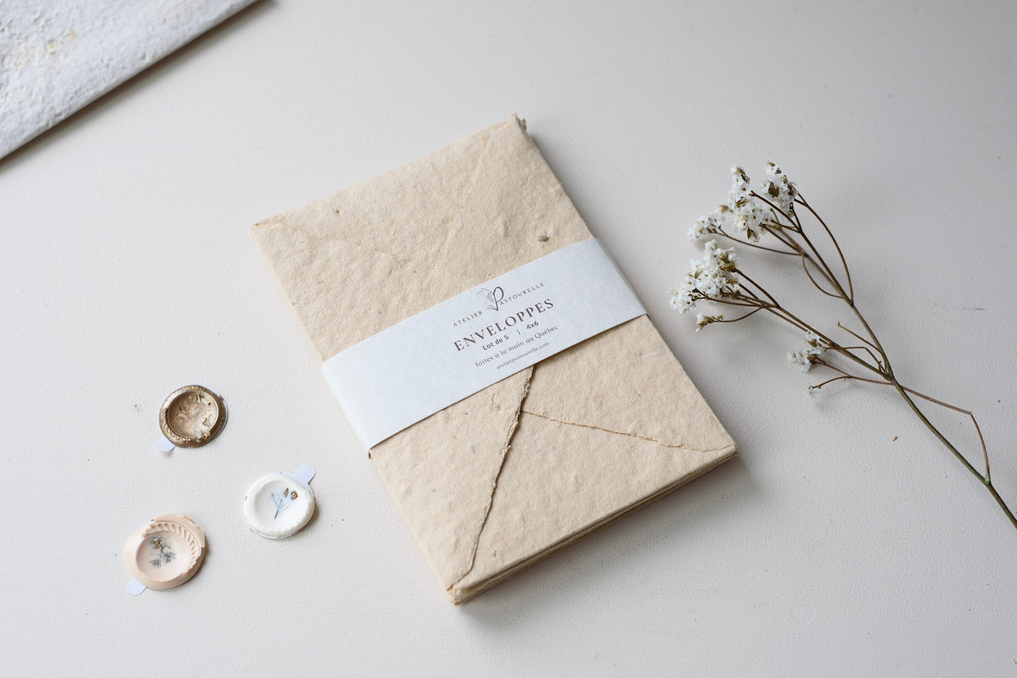 Enveloppes beiges - Atelier Pastourelle