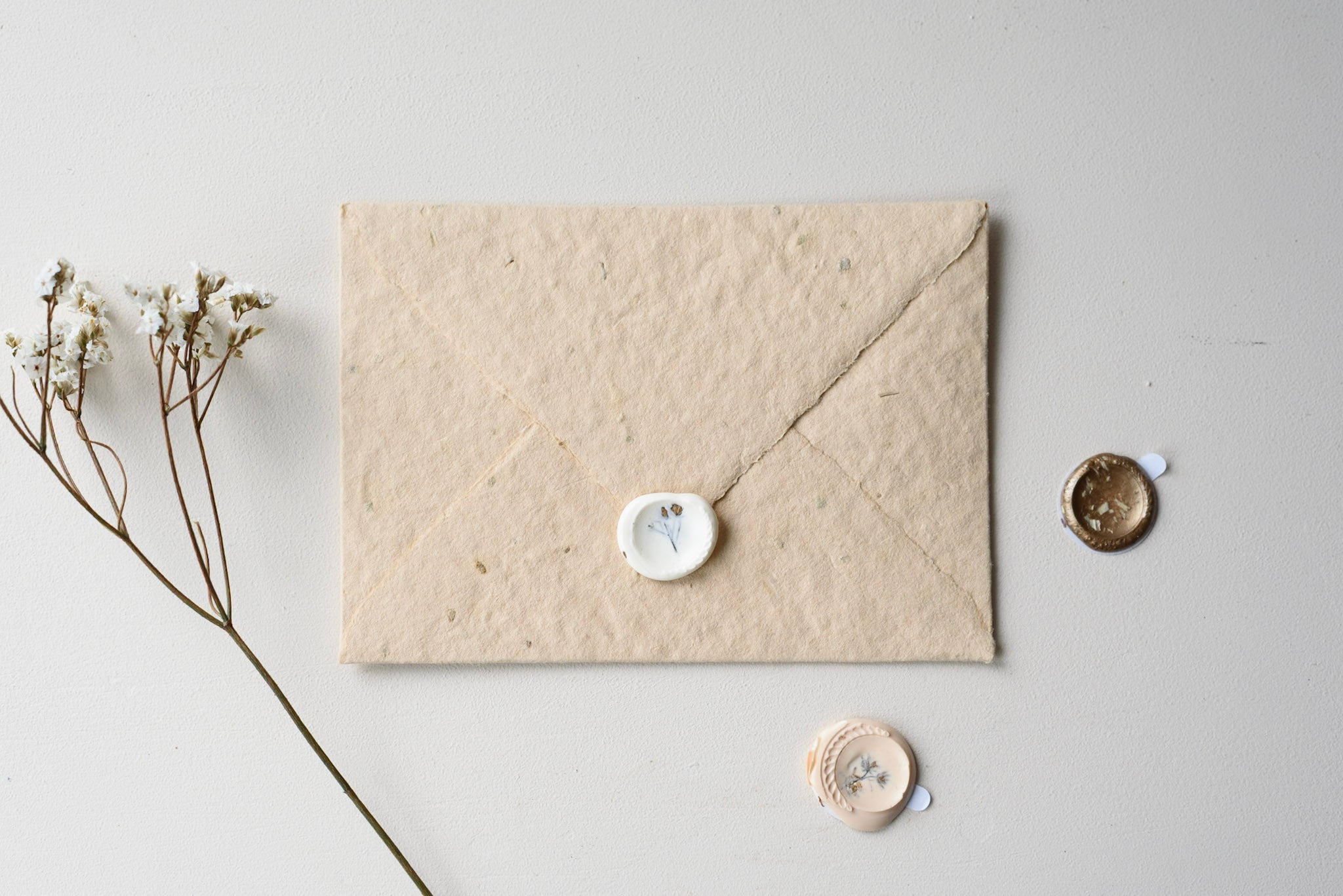 Enveloppes beiges - Atelier Pastourelle