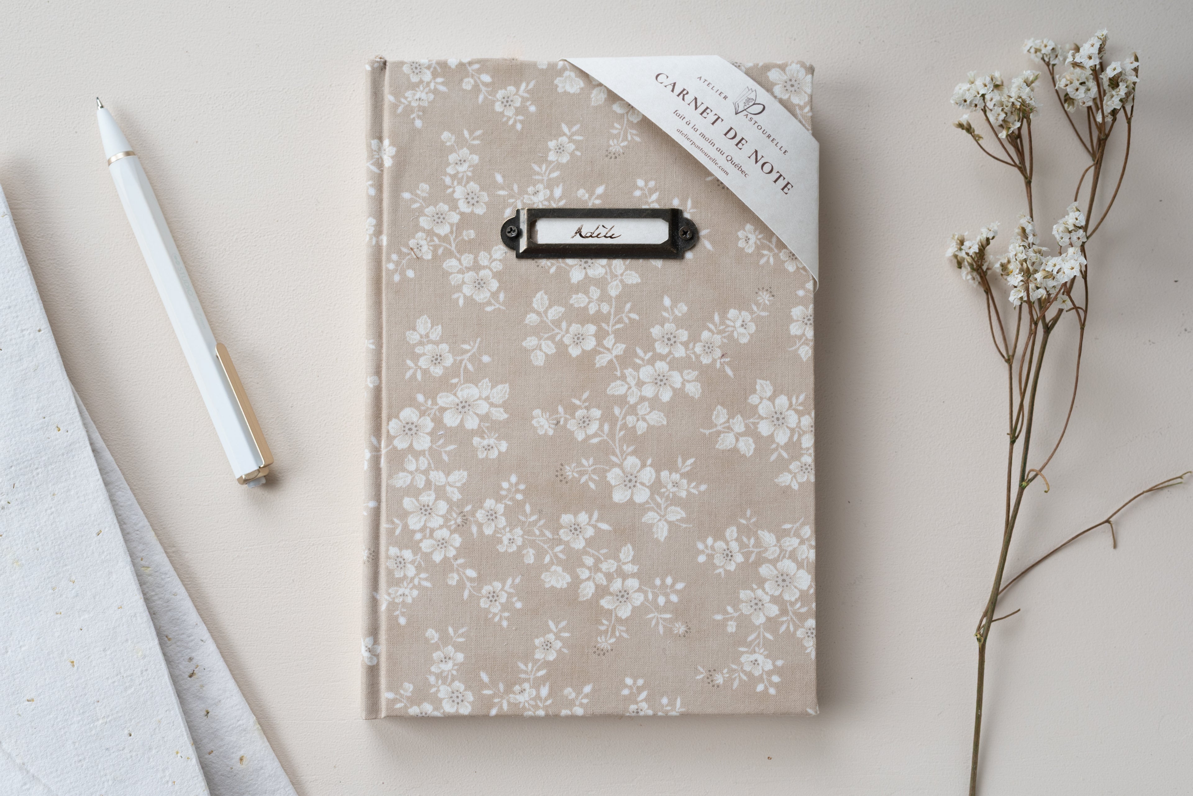 Carnet personnalisable – Beige fleurs blanches Atelier Pastourelle