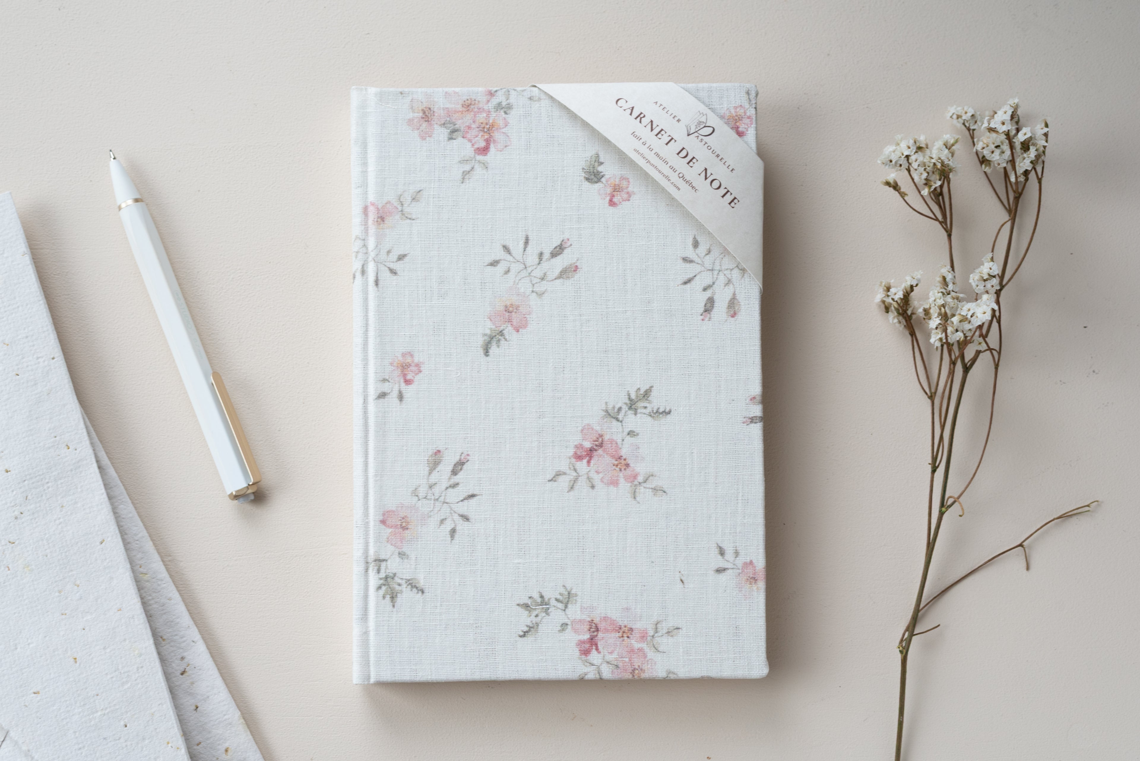 Carnet fleuri – Blanc fleurs roses Atelier Pastourelle