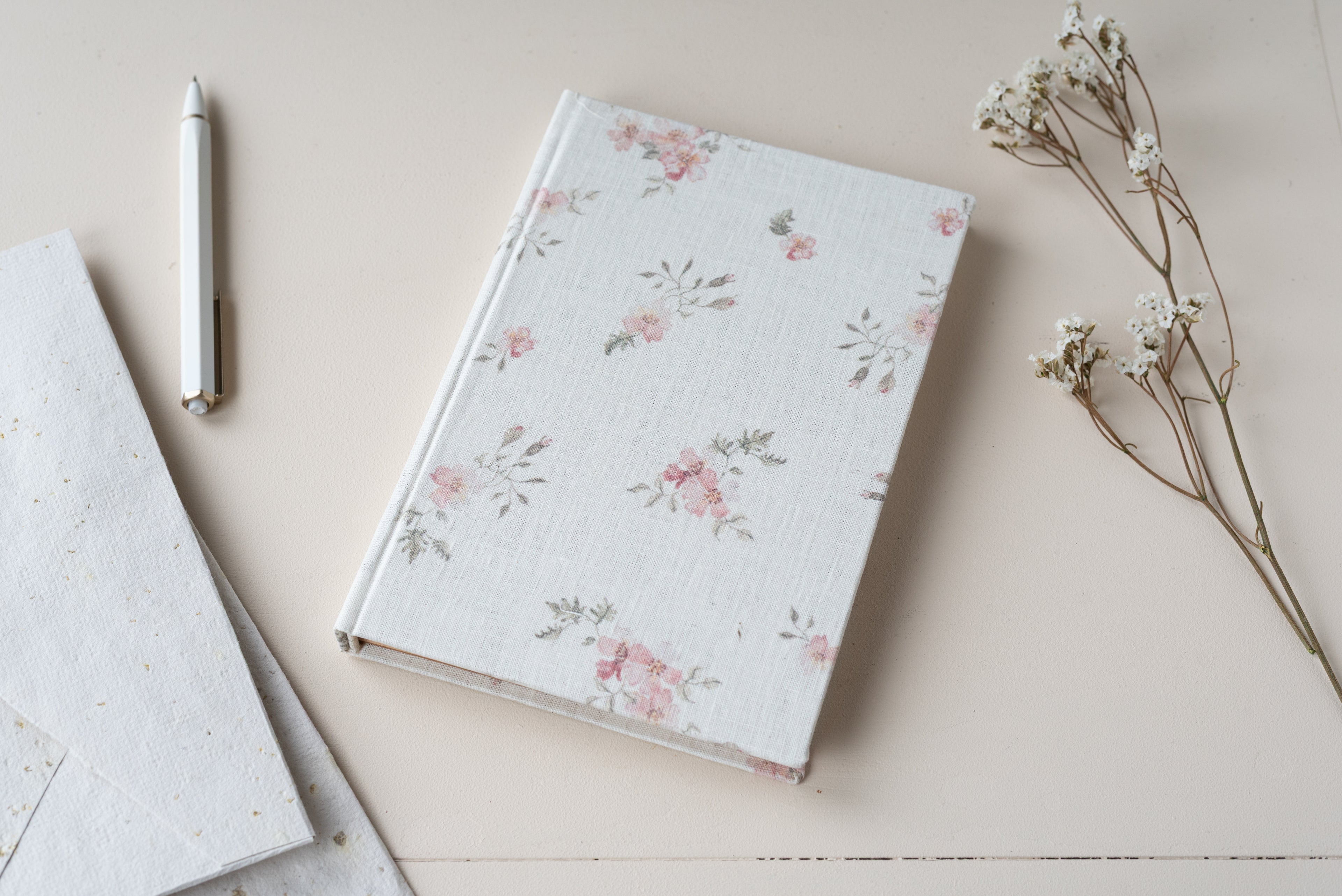 Blanc fleurs roses Atelier Pastourelle