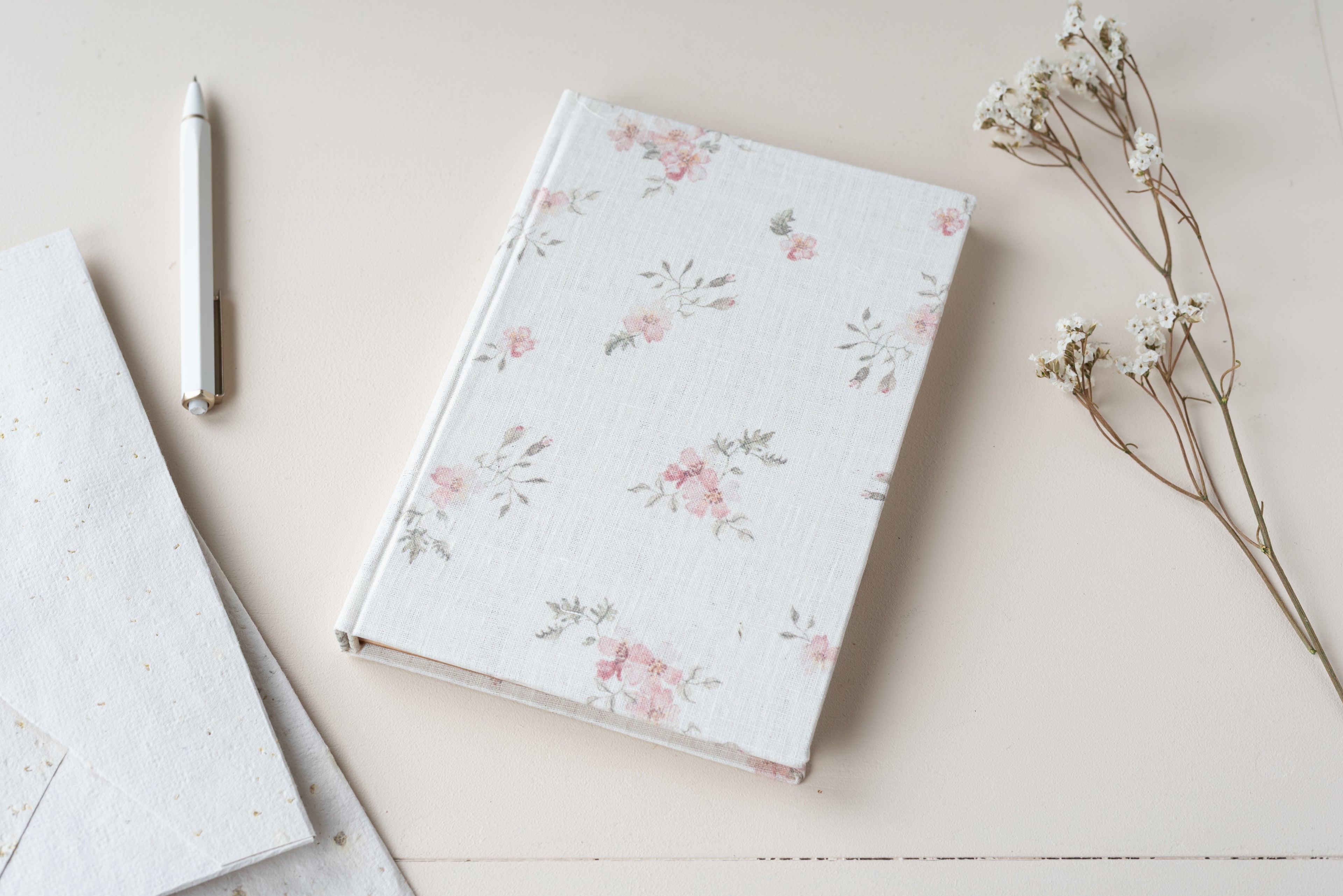 Carnet fleuri – Blanc fleurs roses Atelier Pastourelle