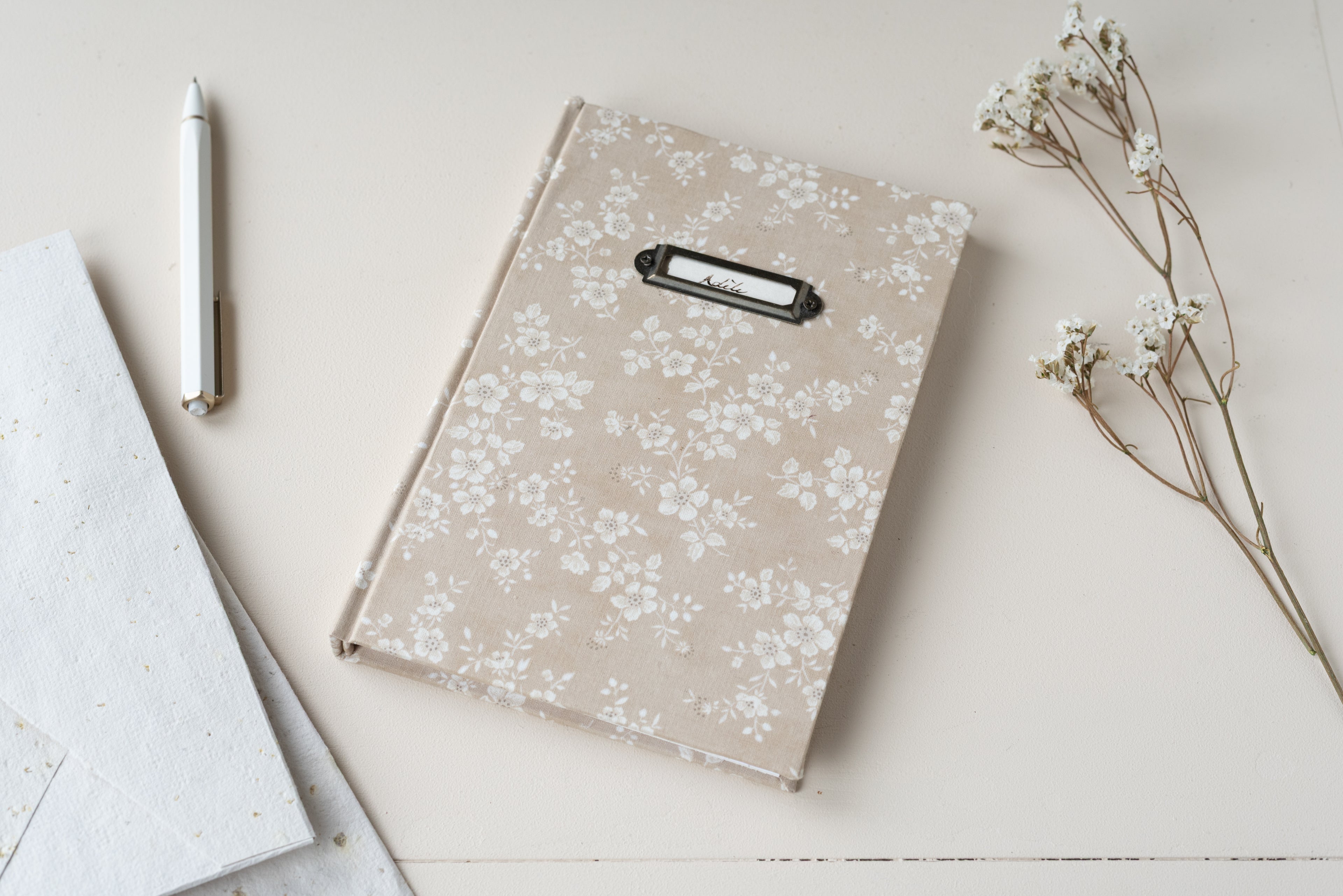 Carnet personnalisable – Beige fleurs blanches Atelier Pastourelle