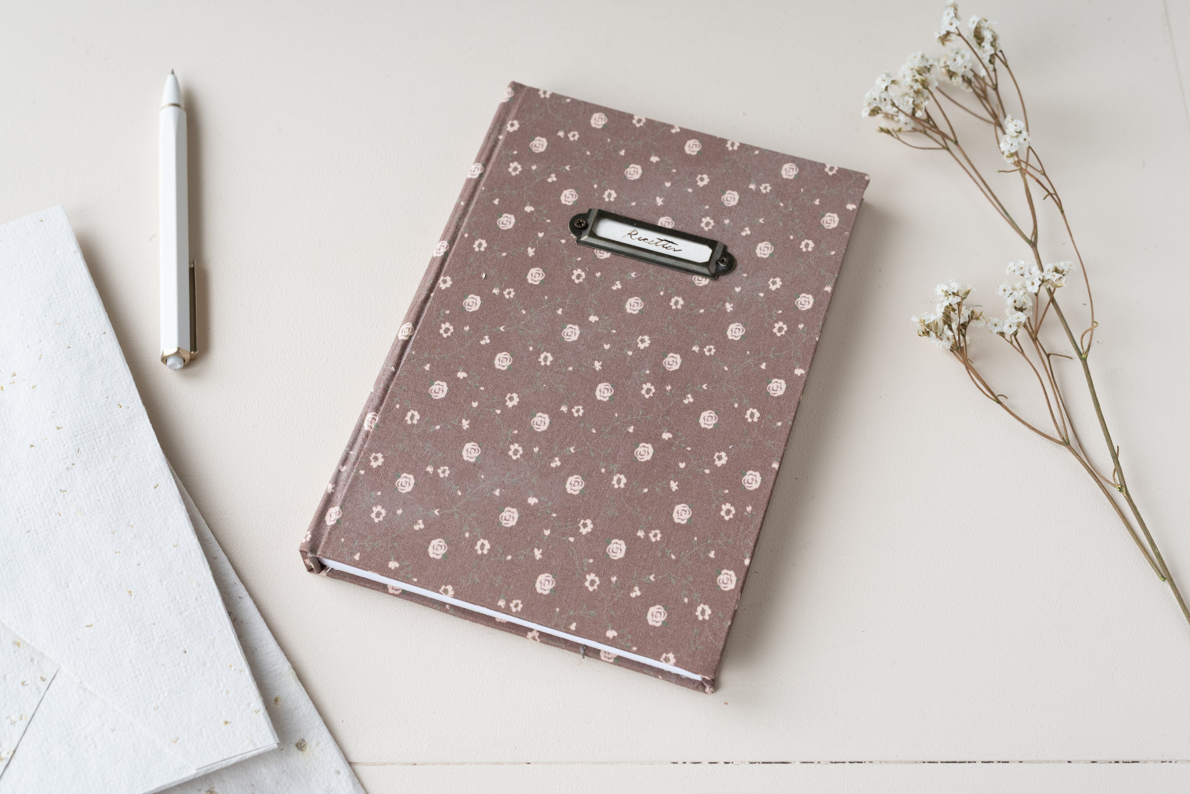 Carnet personnalisable – Brun petites roses Atelier Pastourelle