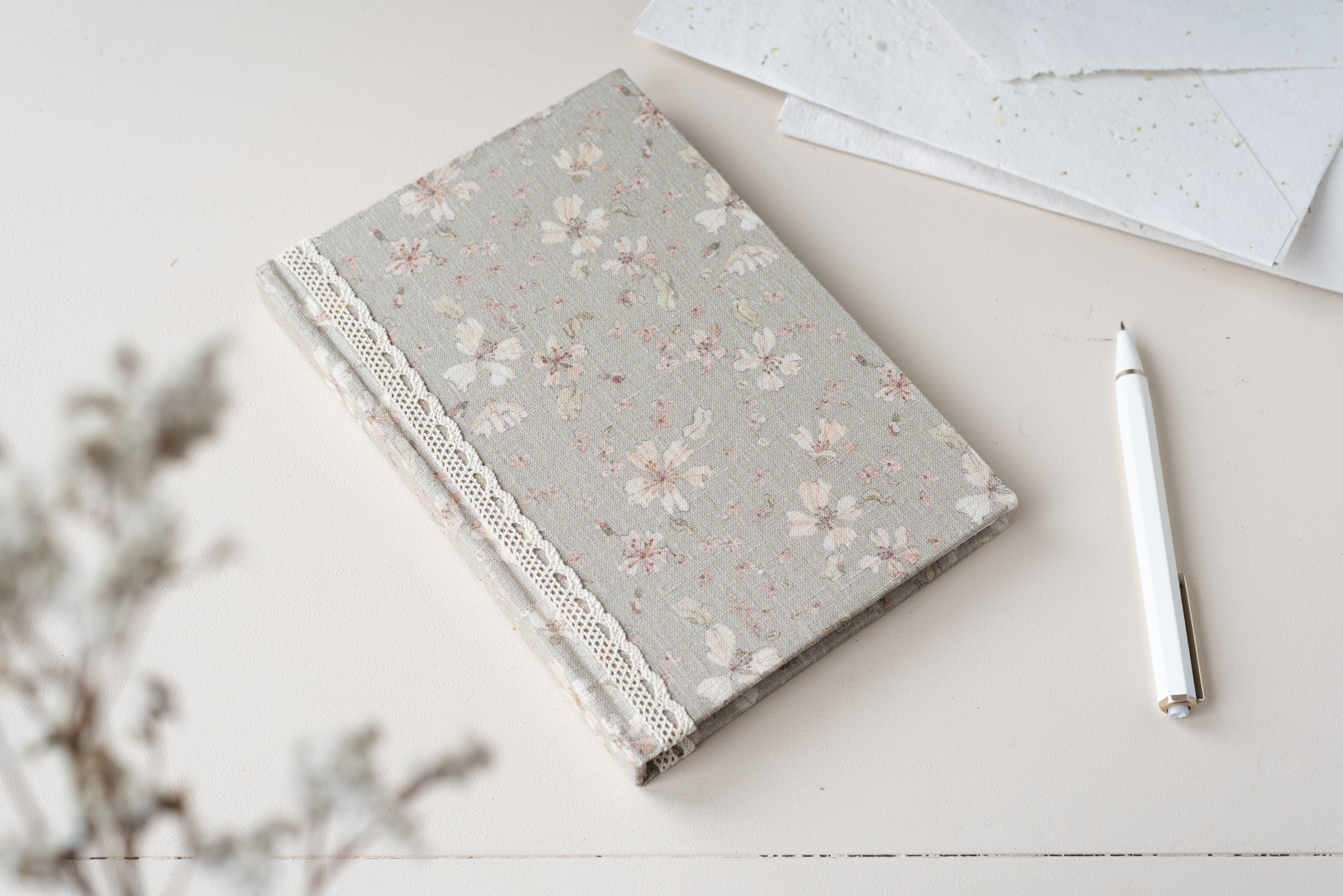 Carnet fleuri – Fleurs beiges Atelier Pastourelle