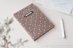Carnet personnalisable – Brun petites roses Atelier Pastourelle