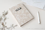 Carnet personnalisable – Beige fleurs blanches Atelier Pastourelle