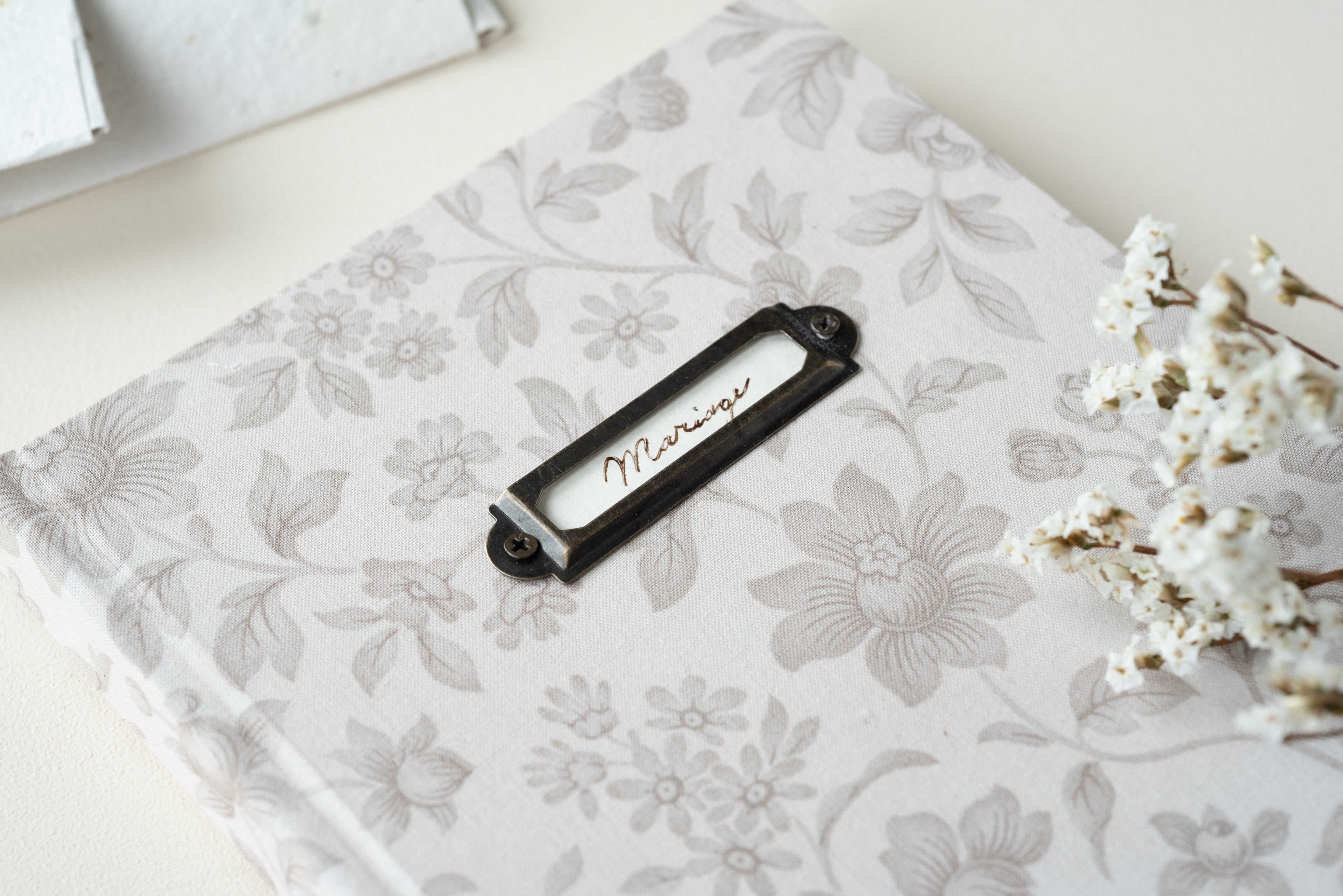 Carnet personnalisable – Beige fleuri Atelier Pastourelle