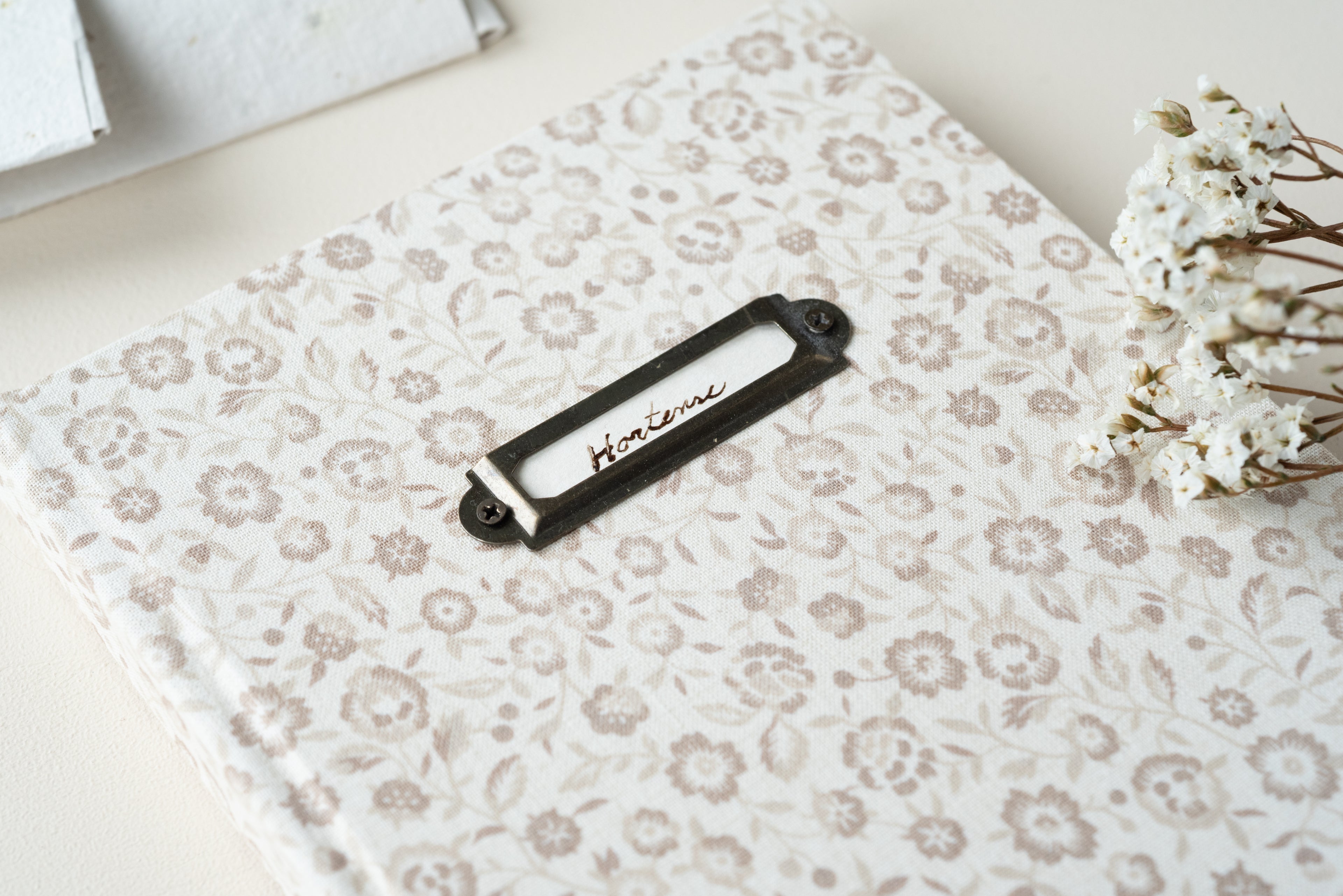 Carnet personnalisable – Pâle petites fleurs Atelier Pastourelle