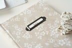 Carnet personnalisable – Beige fleurs blanches Atelier Pastourelle