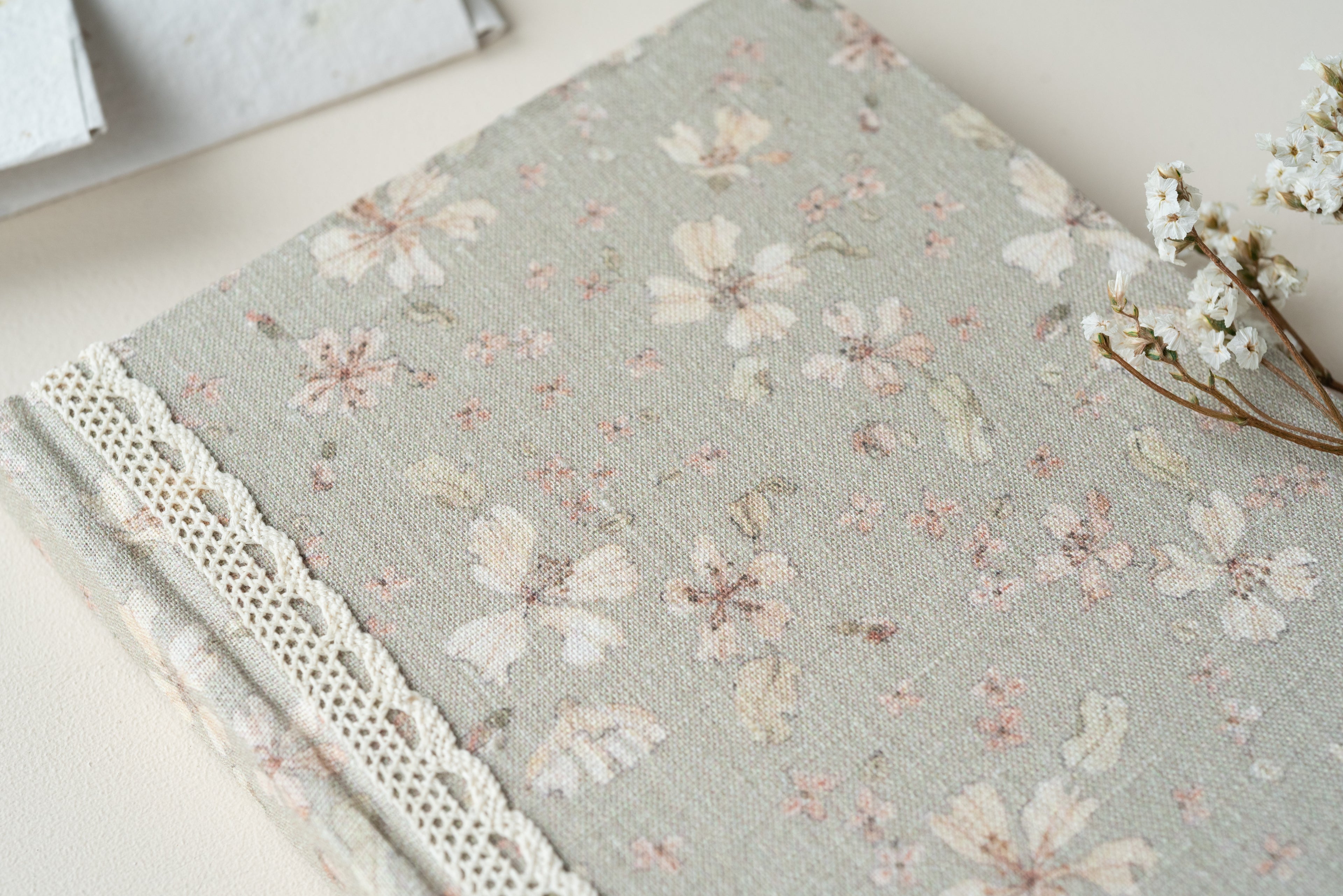 Carnet fleuri – Fleurs beiges Atelier Pastourelle