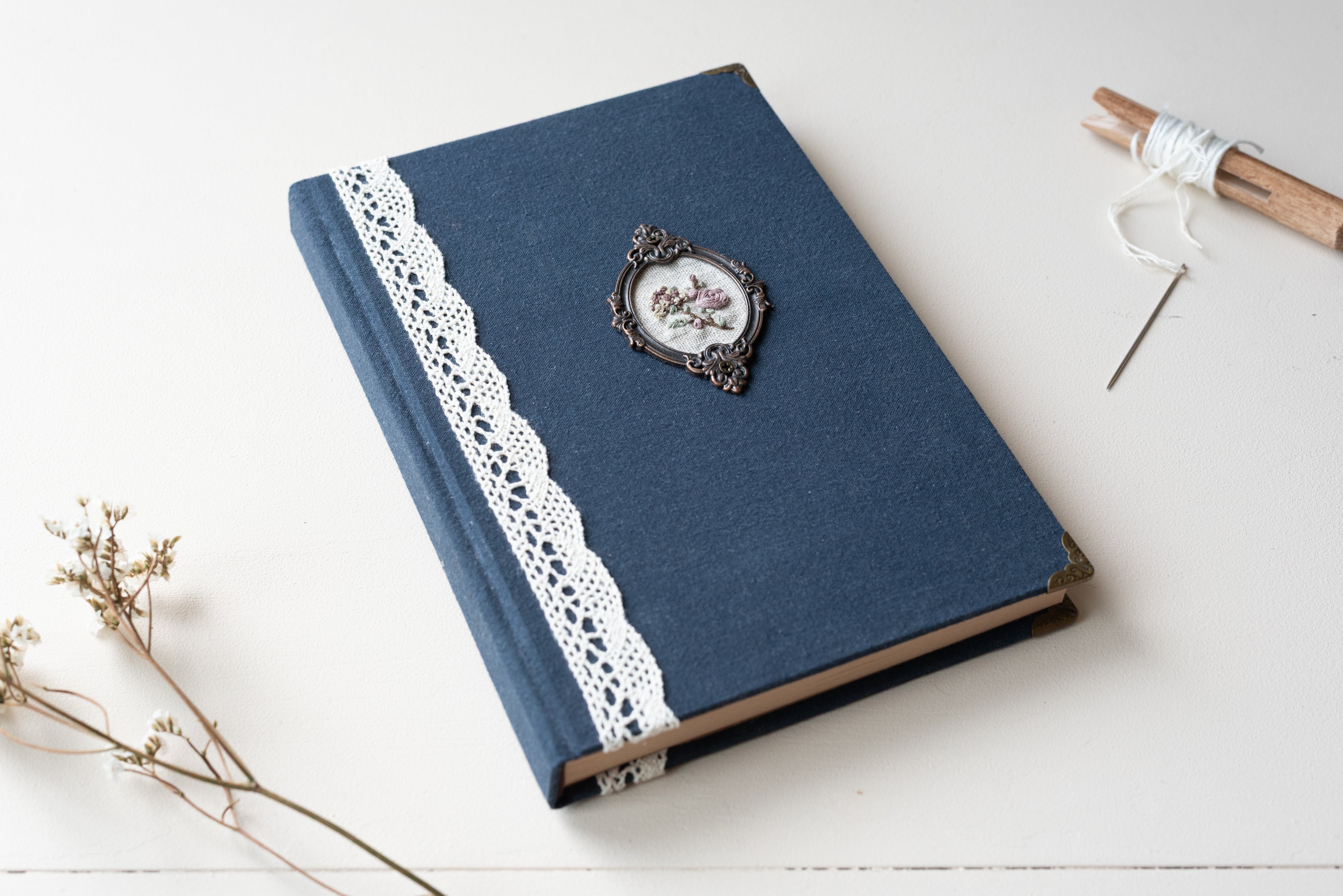 Carnet brodé bleu marin Atelier Pastourelle