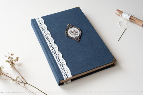 Carnet brodé bleu marin Atelier Pastourelle