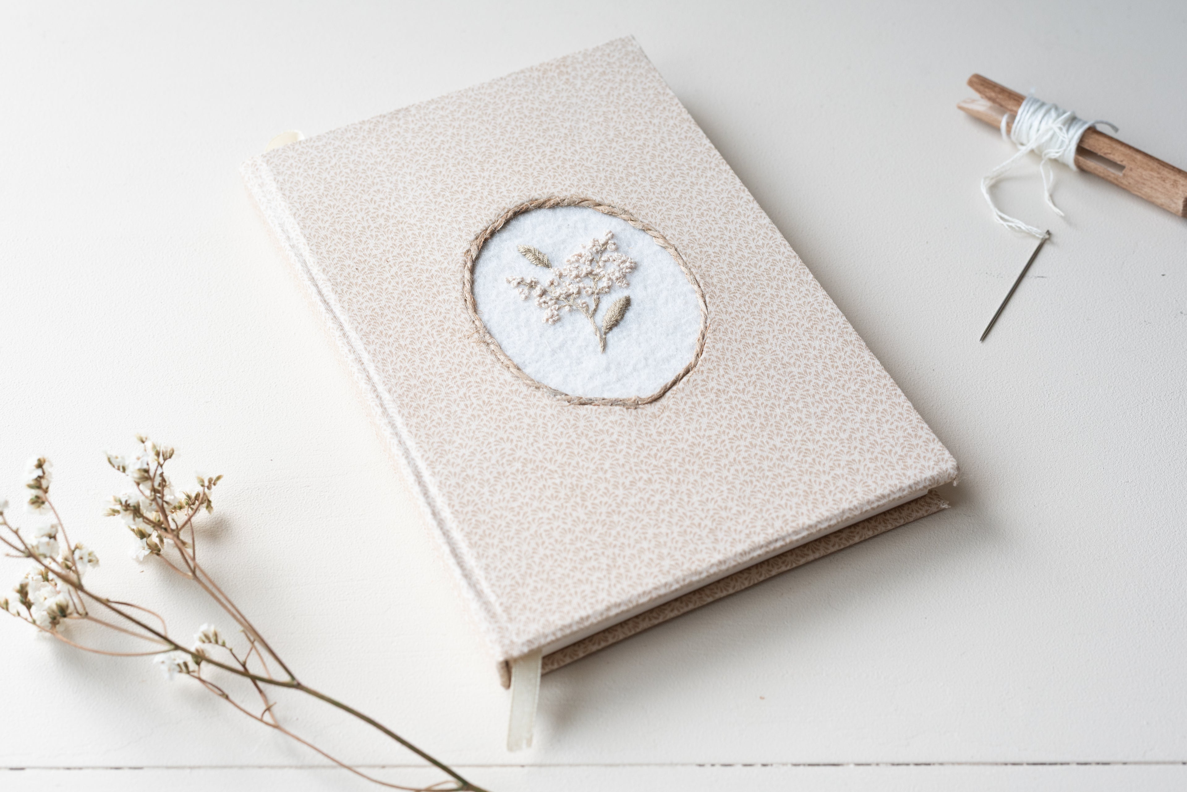 Carnet brodé beige Atelier Pastourelle