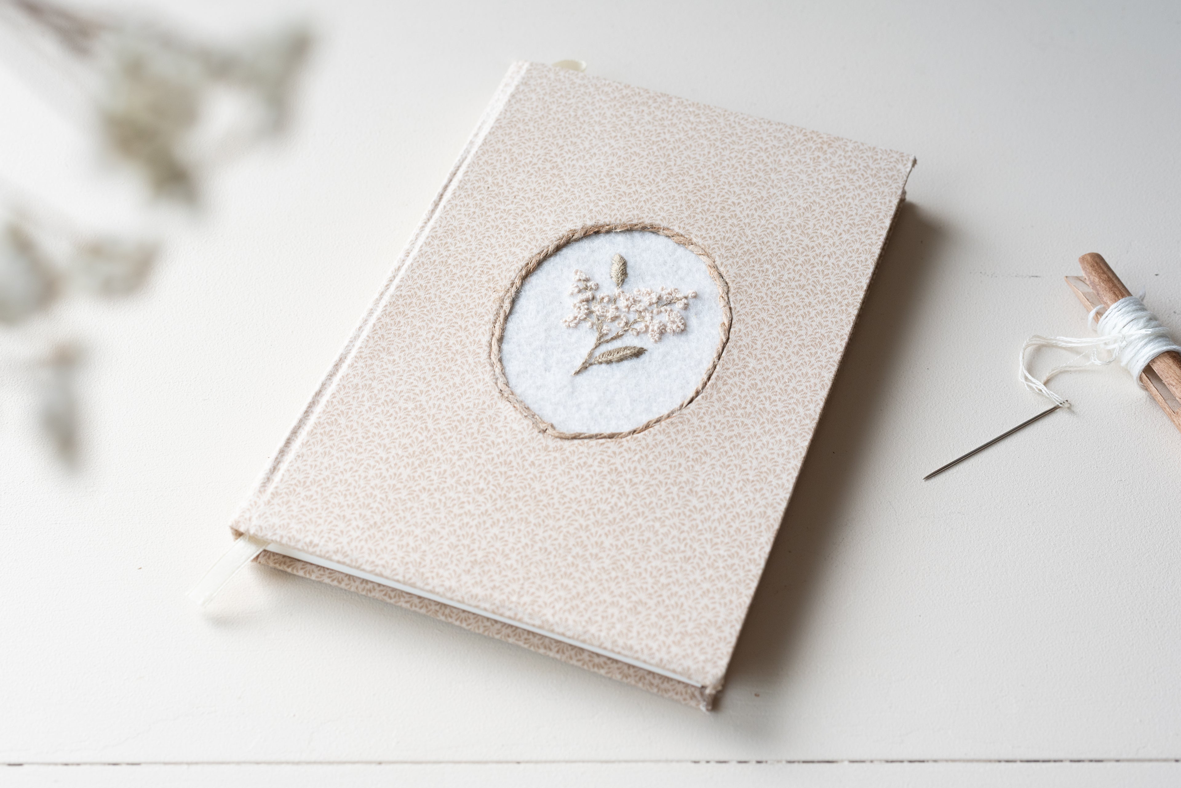 Carnet brodé beige Atelier Pastourelle