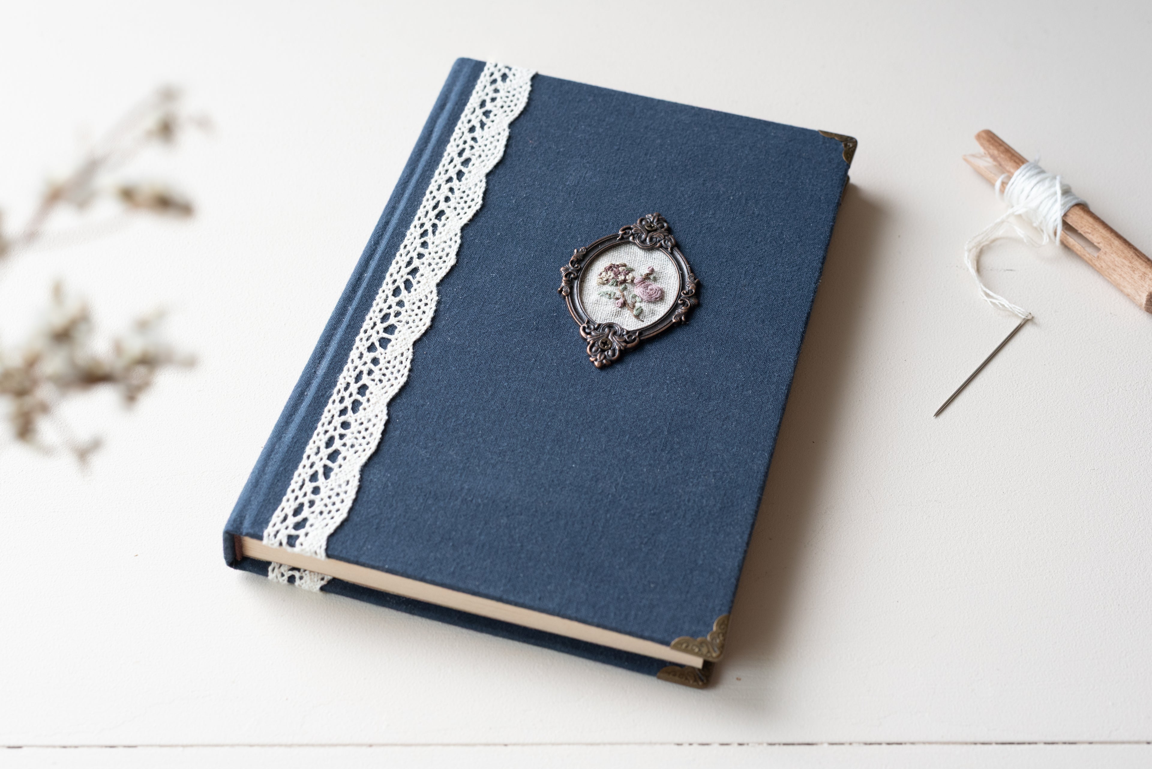 Carnet brodé bleu marin Atelier Pastourelle
