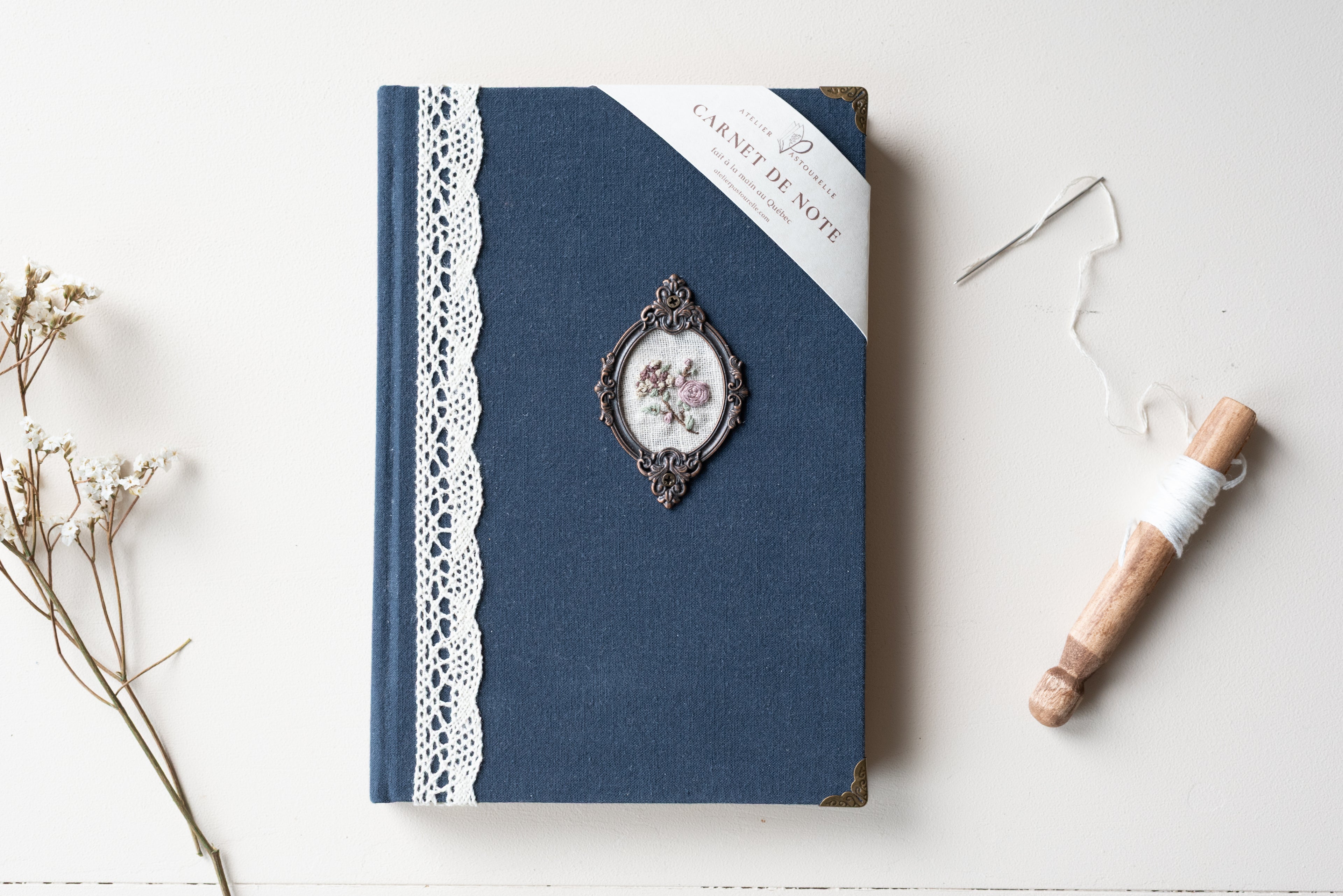 Carnet brodé bleu marin Atelier Pastourelle