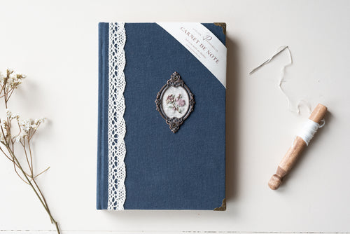 Carnet brodé bleu marin Atelier Pastourelle