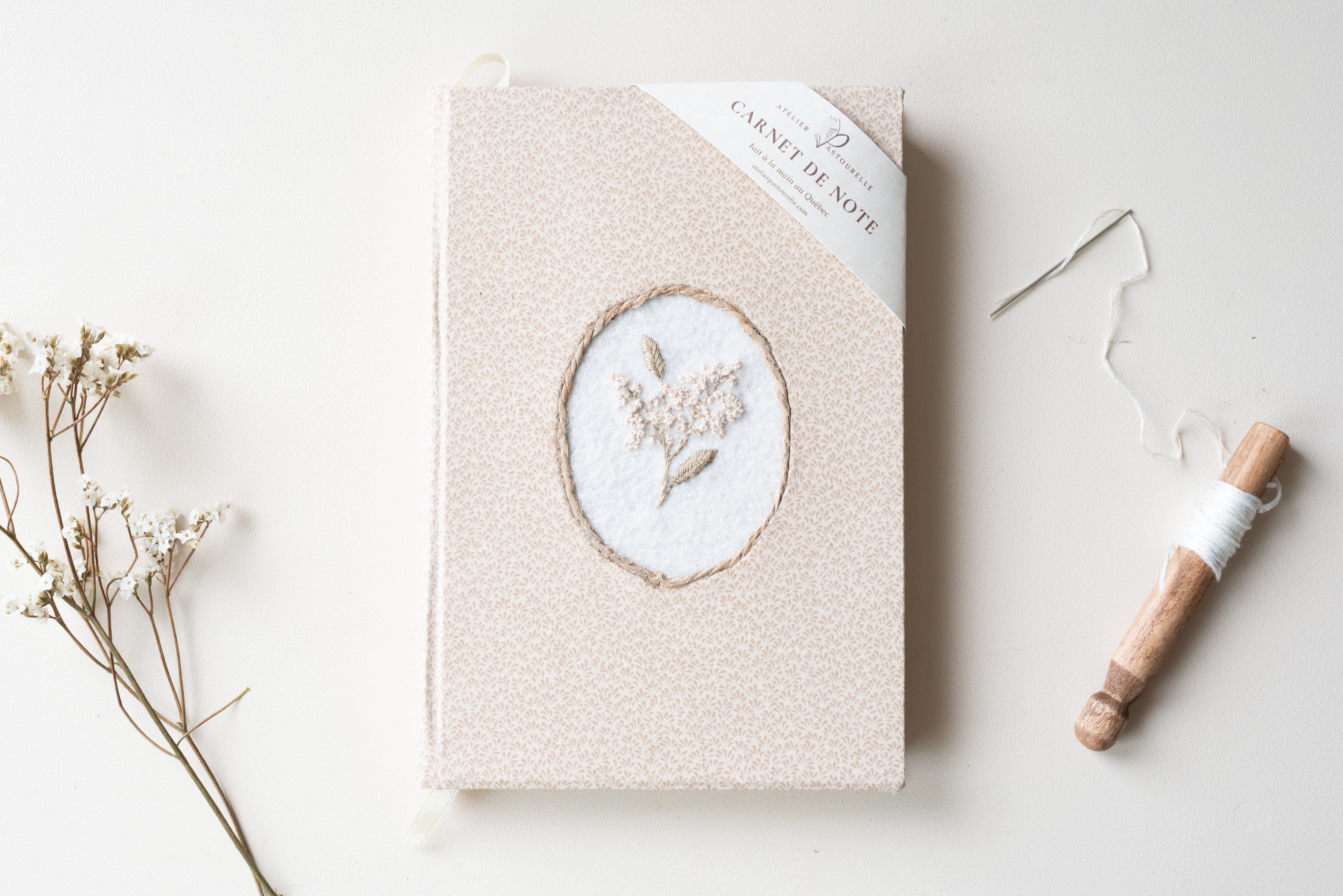 Carnet brodé beige Atelier Pastourelle