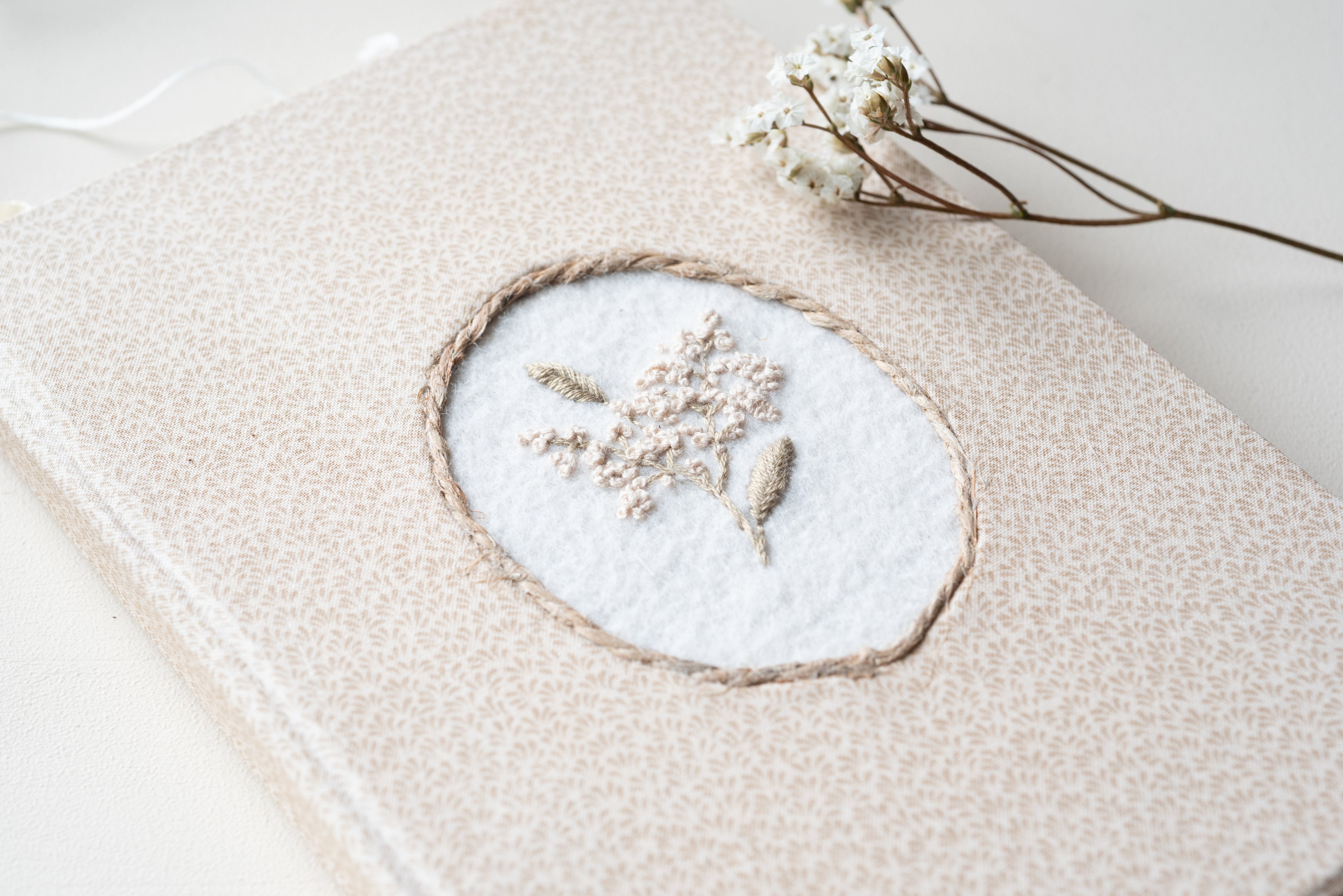 Carnet brodé beige Atelier Pastourelle