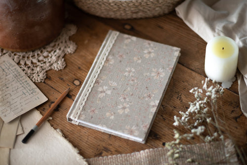 Carnet en lin – Fleurs beiges - Atelier Pastourelle