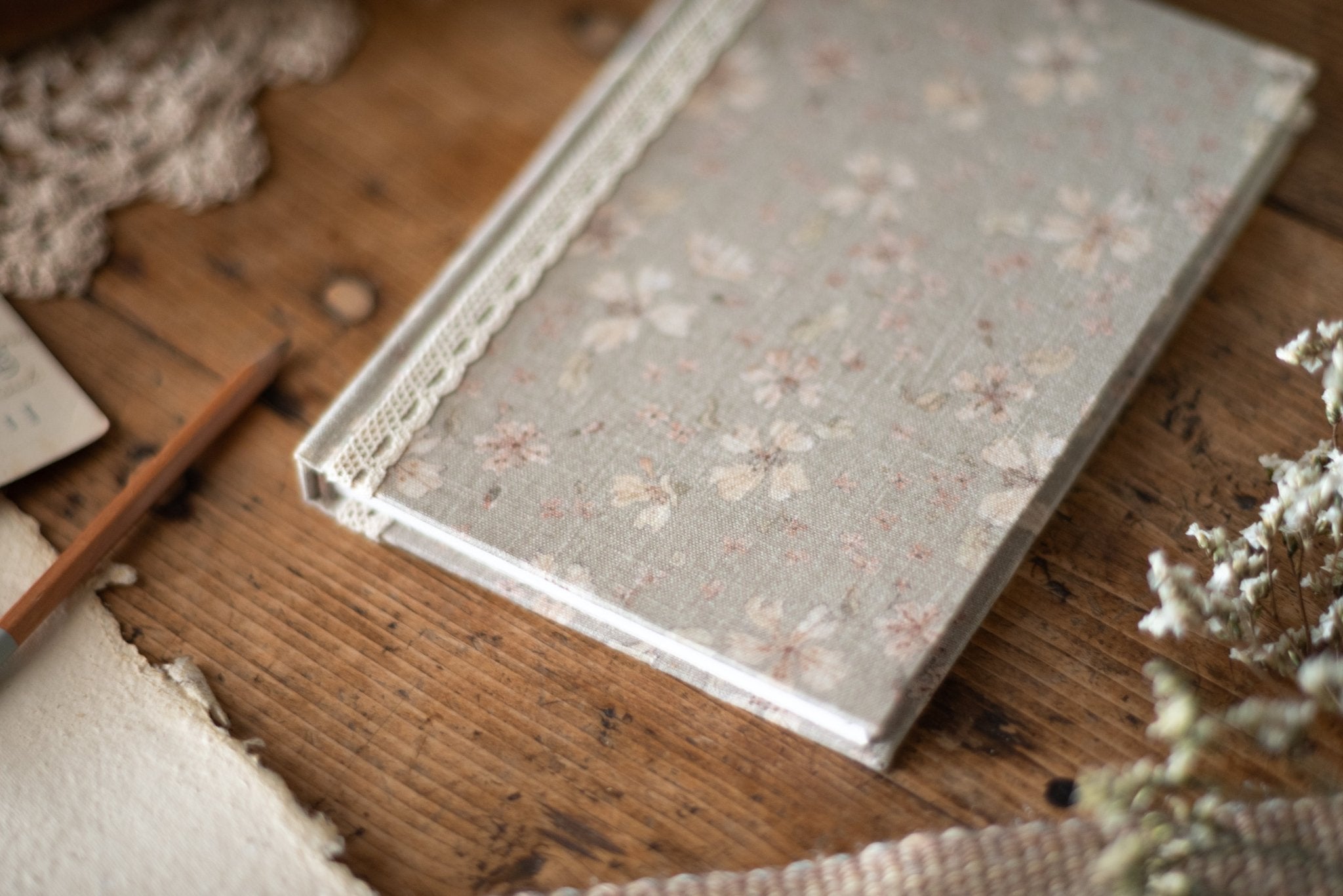 Carnet en lin – Fleurs beiges - Atelier Pastourelle