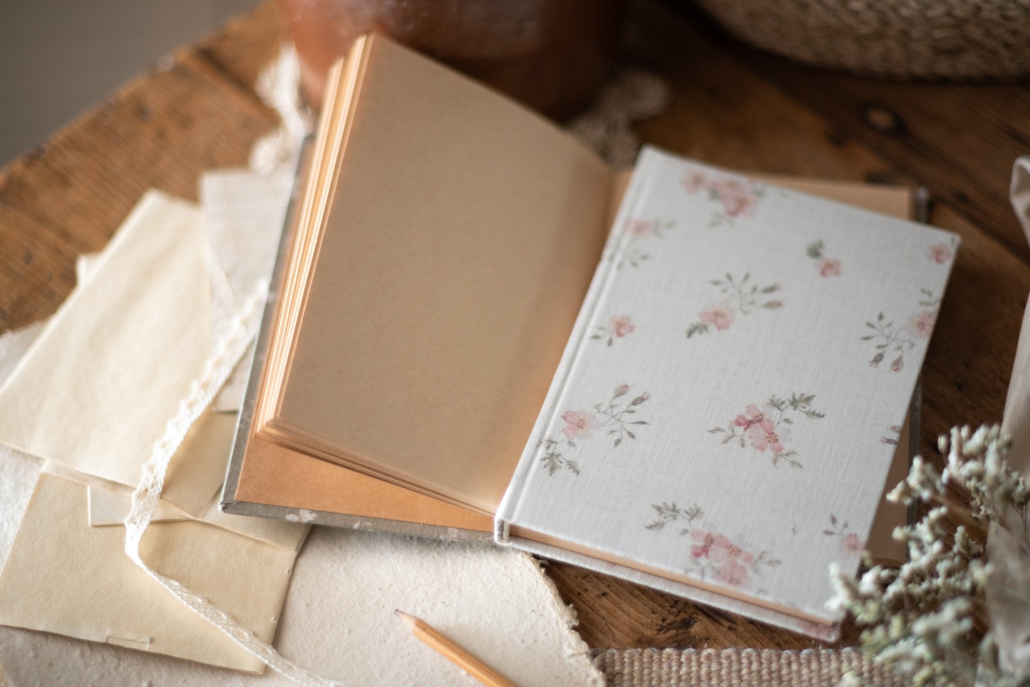 Carnet en lin – Blanc fleurs roses - Atelier Pastourelle